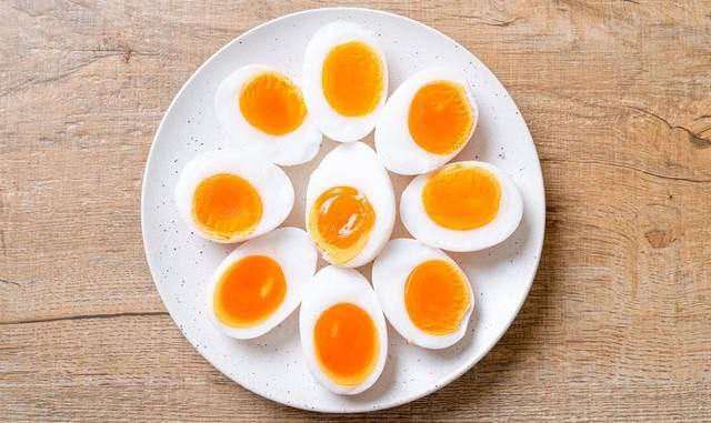 Jajka zawierają dużo cholesterolu i są szkodliwe dla serca? Mit!